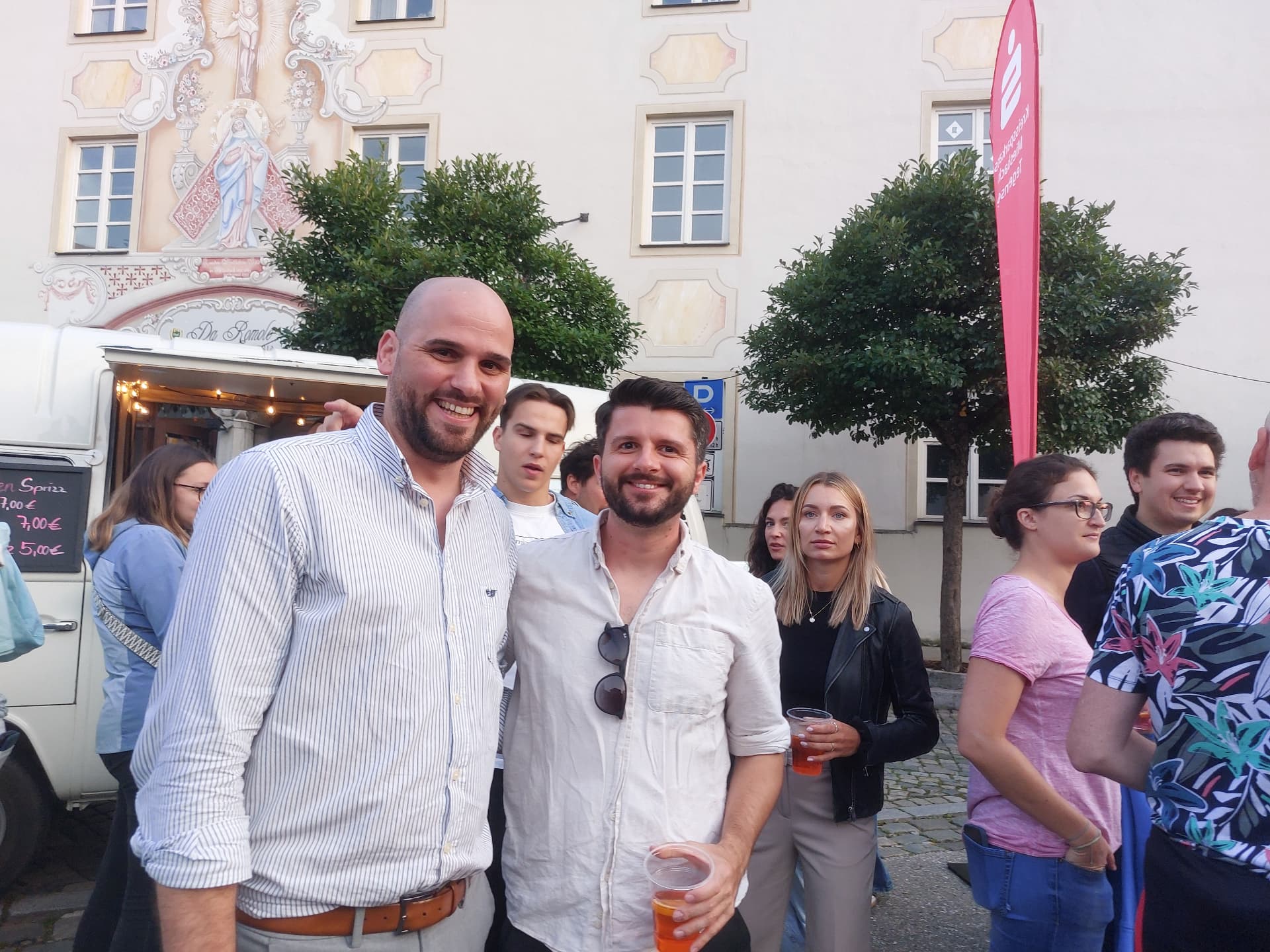 Gäste mit Aperitif beim Kulinarischen Einkaufsabend in Miesbach